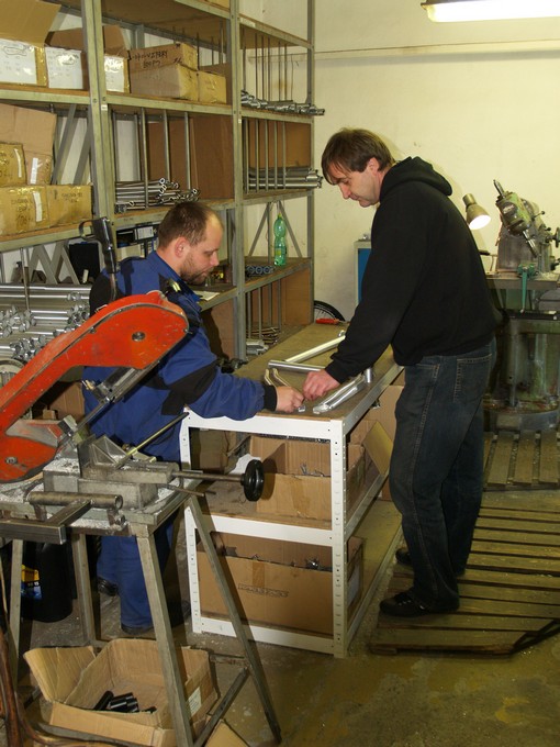 Konstruktér a zakladatel značky Ing. Roman Bartosz (vpravo) skládá všechny potřebné trubky a díly pro rám.